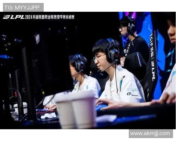 赛后握手传递友谊与尊重展现英雄联盟的体育精神与竞技魅力